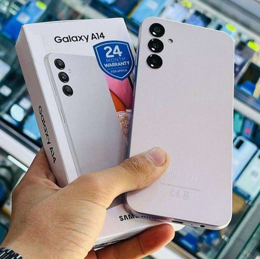 Smartphone Samsung Galaxy A14 5G Prata 64GB, 4GB RAM, Processador OctaCore, Câmera Tripla Traseira, Selfie de 13MP, Tela Infinita de 6.6″ 90Hz na Casas Bahia