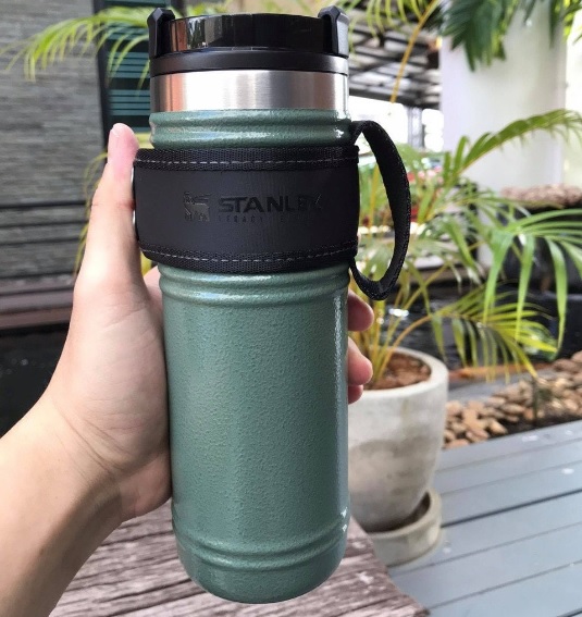 Stanley Caneca The Quadvac NeverLeak verde martelo, 473 ml na Amazon