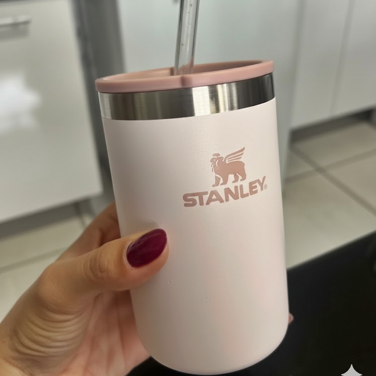 Stanley – Can Cooler com tampa e canudo, copo térmico de 296 ml para manter as bebidas em lata geladas, Rose Quartz na Amazon