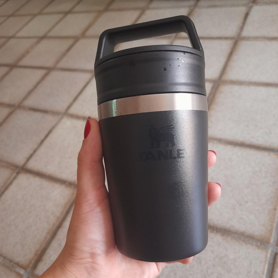 Stanley – Copo de Café Térmico, Caneca de Viagem Café Go com Tampa de Duas Partes Para Beber e Alça de Transporte, Garrafa Térmica de Aço Inoxidável, 236 ml, Black na Amazon