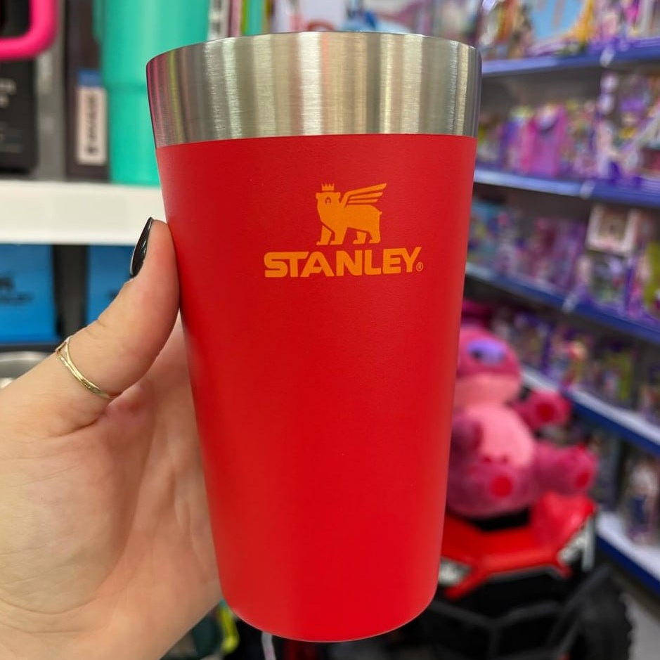 Stanley – Copo de cerveja isolado, copo empilhável Stay Chill de 473 ml, para bebidas quentes ou frias na Amazon