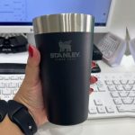 Stanley – Copo de cerveja isolado, copo empilhável Stay Chill de 473 ml na Amazon
