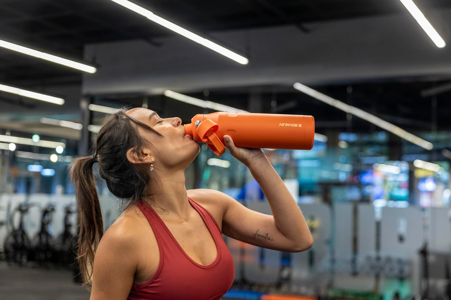 Stanley – Garrafa de água Aerolight com tampa de fluxo rápido, copo isolado a vácuo para bebidas frias, aço inoxidável leve, 710 ml na Amazon