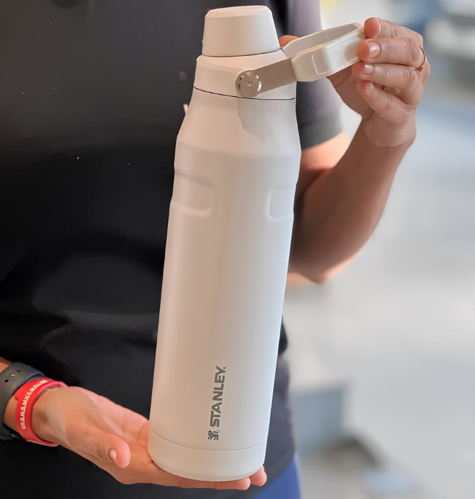 Stanley – Garrafa de Água Aerolight com Tampa Fast Flow, Garrafa Térmica a Vácuo para Bebidas Frias, Aço Inoxidável Leve, 1,1 L, Polar na Amazon