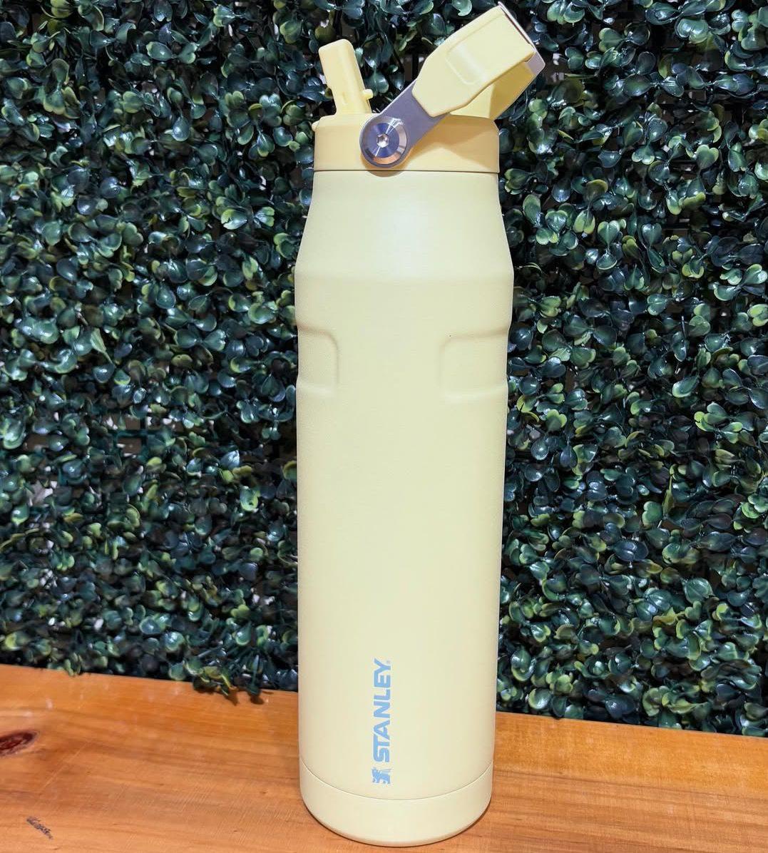 Stanley – Garrafa de Água Aerolight Ice Flow Flip Straw, Canudo Integrado, Abertura Grande, Aço Inoxidável Leve, 1.1 L, Pomelo na Amazon