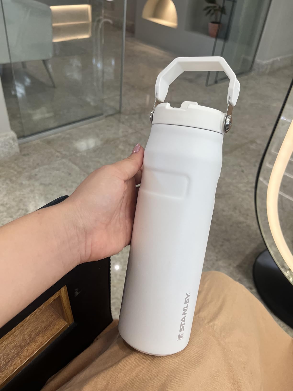 Stanley – Garrafa de água com palhinha IceFlow Flip, palhinha incorporada, abertura grande, aço inoxidável leve, 710 ML, Frost na Amazon