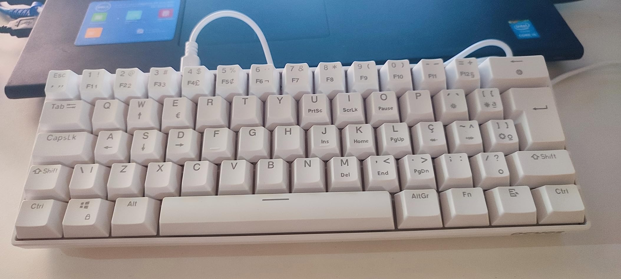 TECLADO MECÂNICO 60% ZOT BRANCO OUTEMU RED HOTSWAP LED RGB – PZWOHRDRGB – ABNT2 – PCYES na Amazon