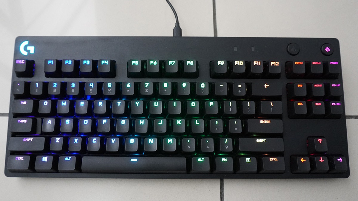 Teclado Mecânico Gamer RGB Logitech G PRO com Layout US, Design TKL, Cabo Destacável e Switch Exclusivo GX Blue Clicky na Amazon