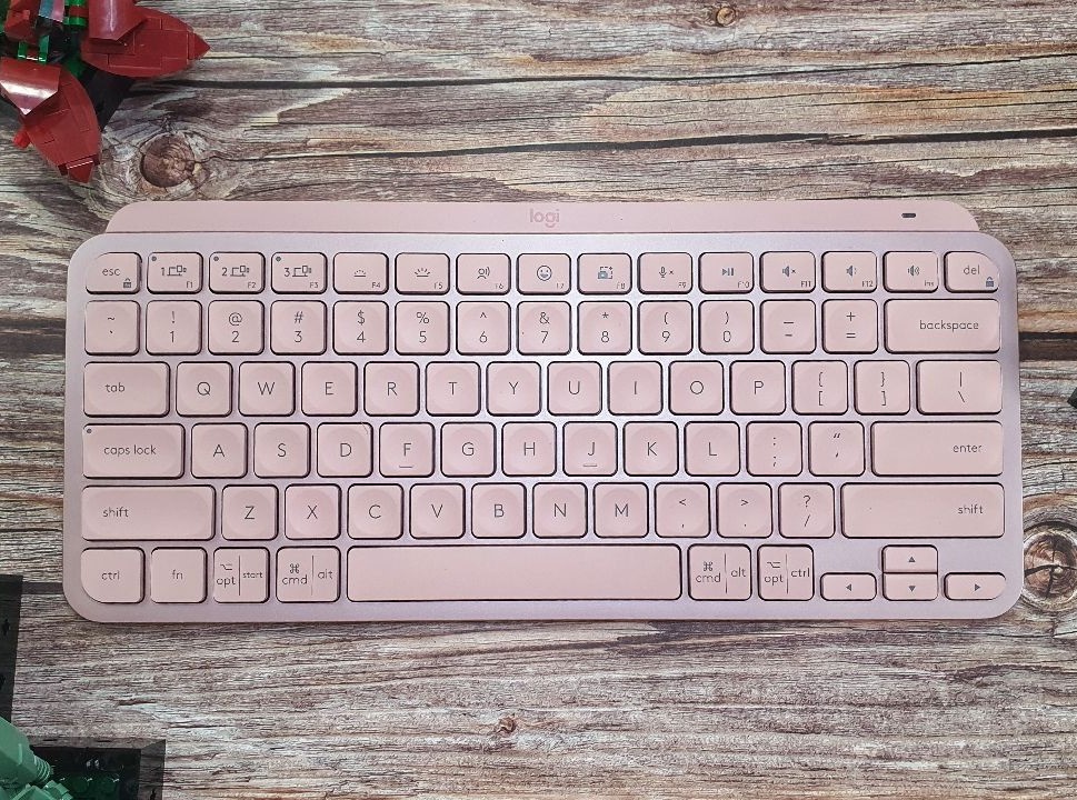 Teclado sem fio Logitech MX Keys Mini com Iluminação Inteligente, Conexão Bluetooth e USB com Easy-Switch para até 3 dispositivos e Bateria Recarregável – Rosa na Amazon
