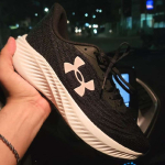 Tênis Under Armour Charged Prorun SE Cinza na Amazon