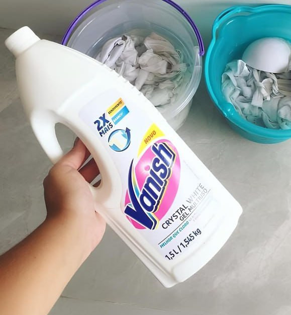 Tira Manchas Vanish Líquido Crystal White para roupas brancas 1,5L na Amazon