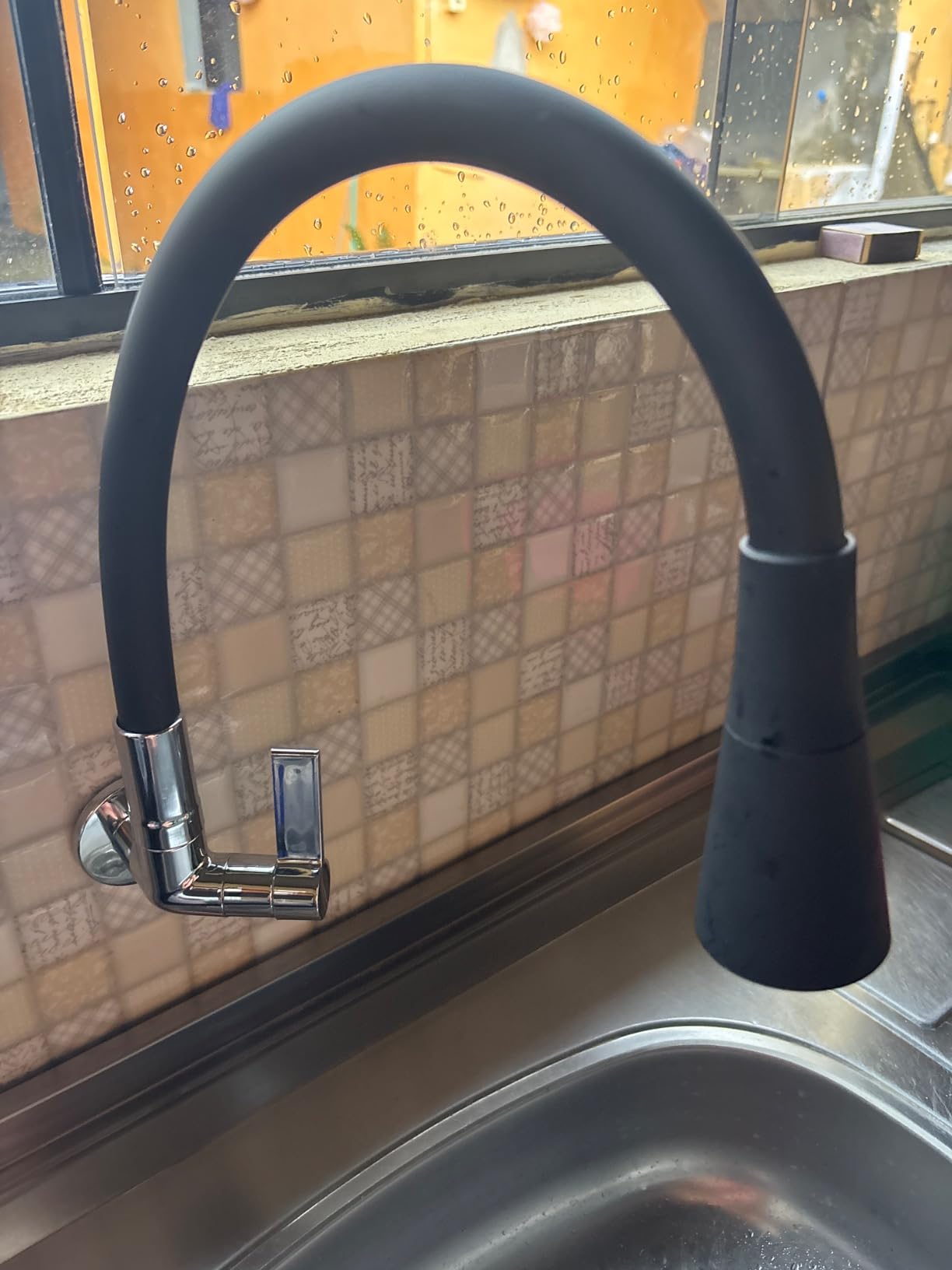 Torneira Cozinha Parede Gourmet Flexível 1/4 De Volta Com Chuveirinho -C70 na Amazon