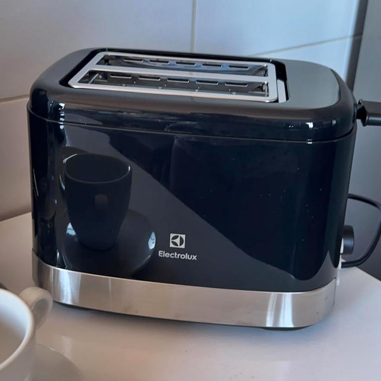 Torradeira tostador Electrolux 8 niveis de tostagem função descongelar reaquecer bandeja coletora migalhas botões luminosos ETS10 na Amazon