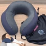 Travesseiro de Viagem – Off Night Cinza – I wanna sleep – Suporte Ergonômico Memory Foam, Compacto, Portátil e Versátil. Ideal para Viagens de Avião, Carro e Ônibus. na Amazon