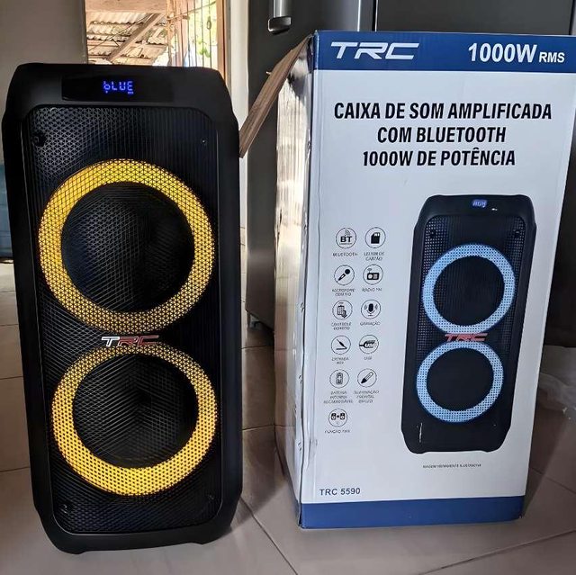 TRC 5590 – Caixa de Som Amplificada Portátil com Bluetooth; Controle Remoto; Entrada USB; Iluminação em LED; Disco Ligthing; Microfone com Fio e TWS; – 1000W RMS; Black na Amazon TRC 5590 – Caixa de Som Amplificada Portátil com Bluetooth; Controle Remoto; Entrada USB; Iluminação em LED; Disco Ligthing; Microfone com Fio e TWS; – 1000W RMS; Black na Amazon
