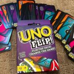 UNO Flip, Jogo de Cartas com Baralho de Dois Lados e Caixa Resistente, Para Crianças, Adultos & Noite de Jogos, Mattel na Amazon