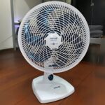 Ventilador de Mesa Mondial Maxis V30MXW 30cm com 6 pás, 3 velocidades e 50W – Branco / Azul – 110V na Casas Bahia