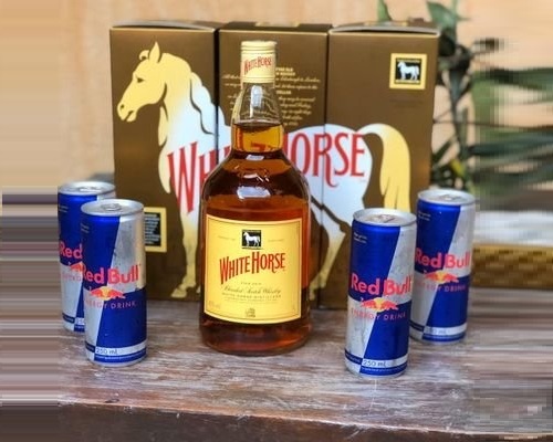 Whisky Escocês White Horse 1 Litro + 4 Latas do Energético Red Bull Energy Drink 250ml na Casas Bahia