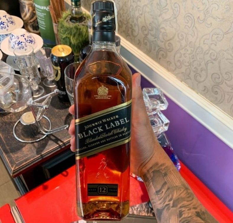 Whisky Johnnie Walker Black Label – 750ml na Casas Bahia
