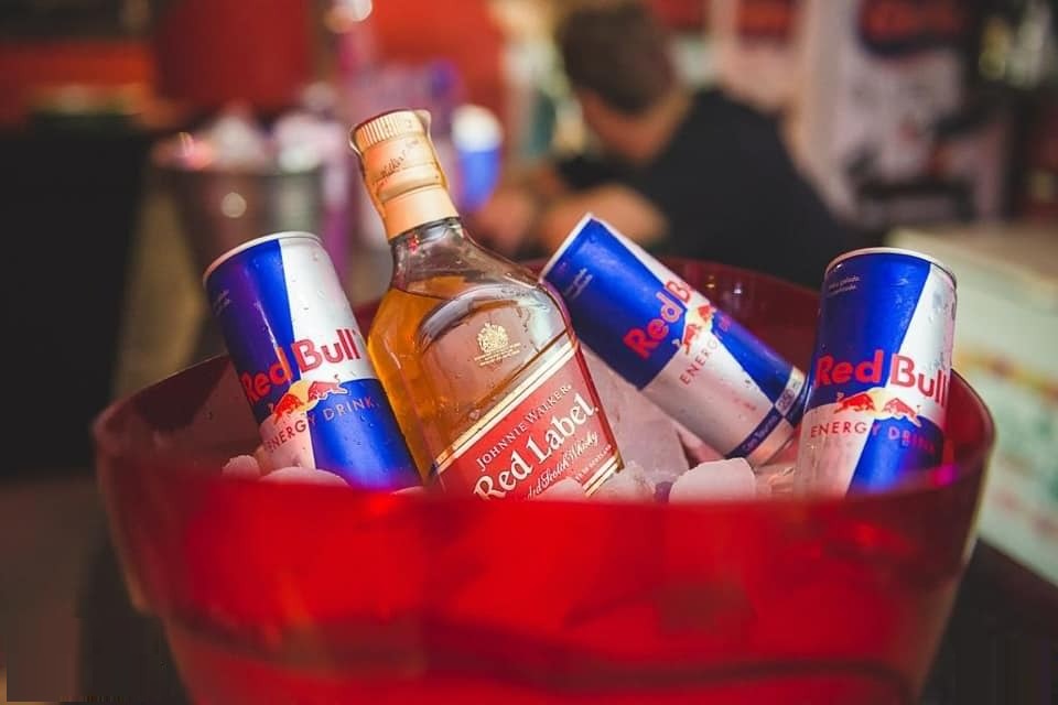Whisky Johnnie Walker Red Label 1 Litro + 4 Latas do Energético Red Bull Energy Drink 250ml na Casas Bahia