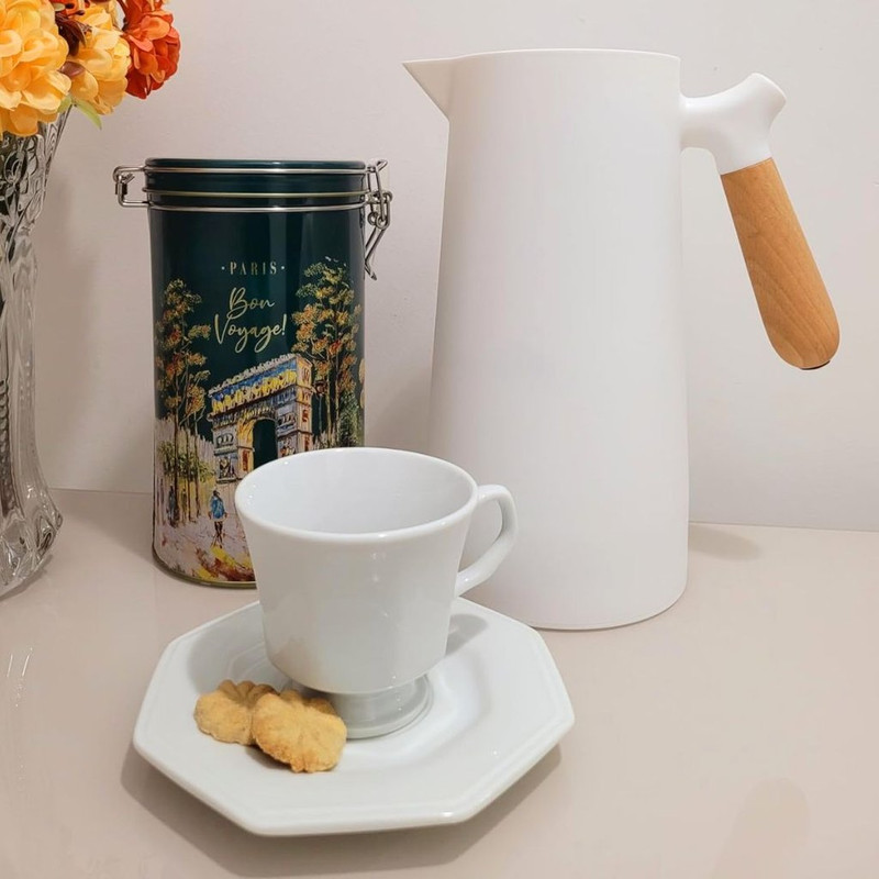 WOLFF Garrafa Térmica de Plástico com Cabo de Madeira Nórdica 1L Branca – Mesa Posta – Itens Para Casa – Utensílios de Cozinha – Perfeita Para Café e Chá na Amazon